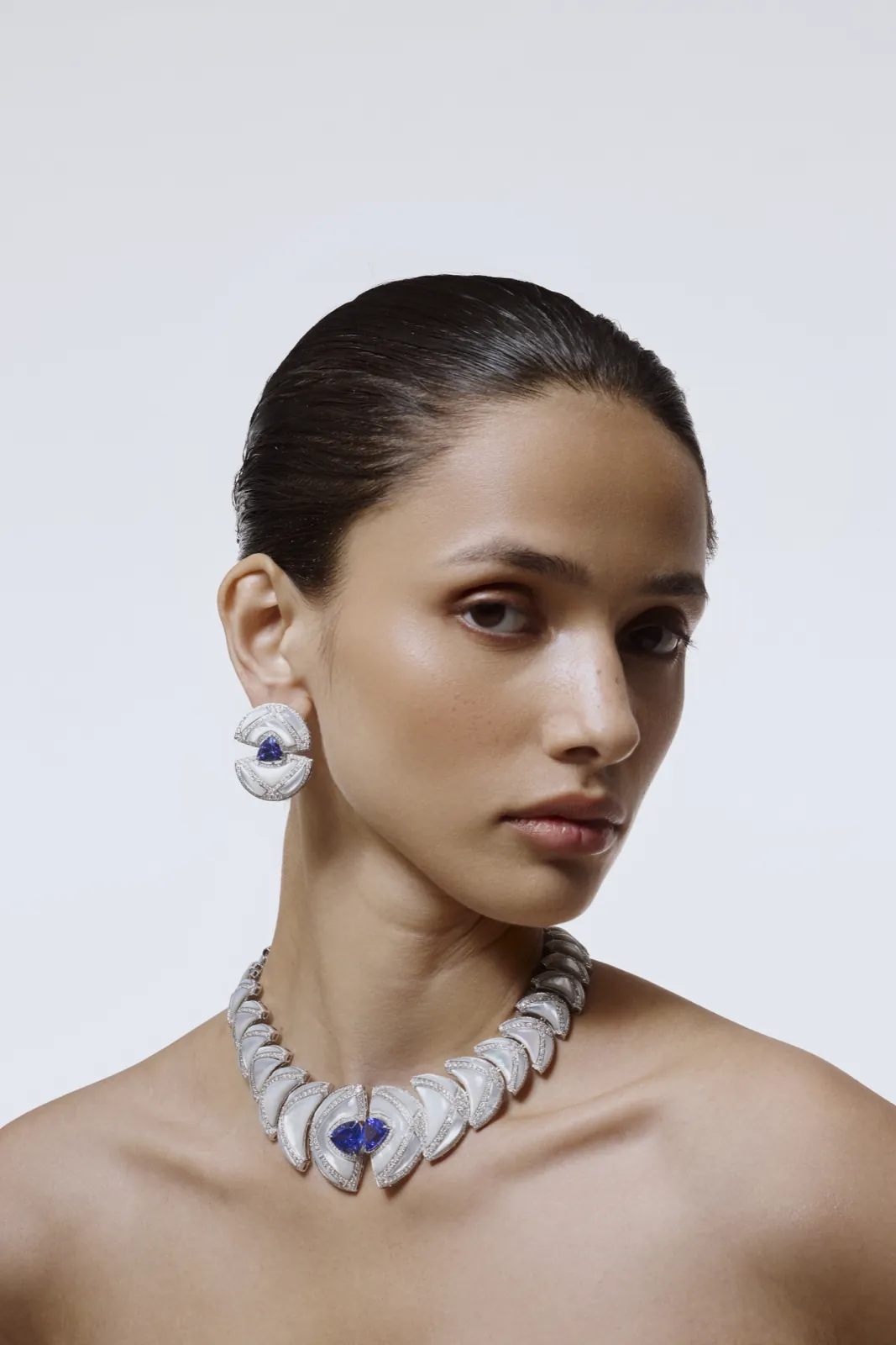 A client wearing the Rihla collar.